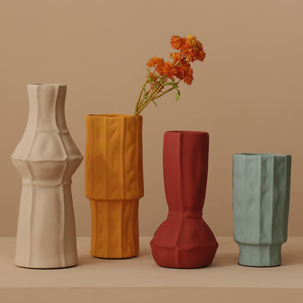 Arreglo floral minimalista moderno para sala de estar.