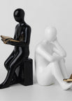 Black and white / People who read books