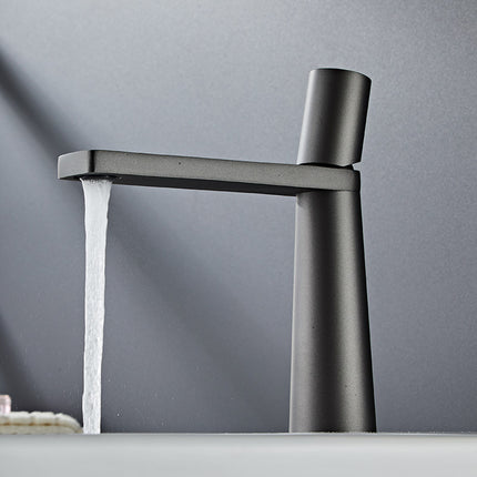 Baño y lavado de manos en el baño