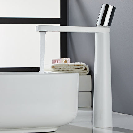 Baño y lavado de manos en el baño