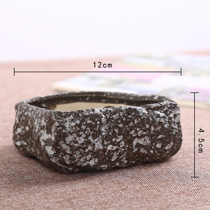 Mini maceta de piedra para suculentas, convertida en una creativa maceta de cerámica verde.