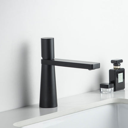 Baño y lavado de manos en el baño