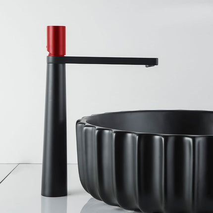 Baño y lavado de manos en el baño