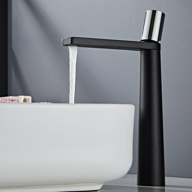 Baño y lavado de manos en el baño
