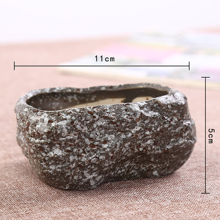 Mini maceta de piedra para suculentas, convertida en una creativa maceta de cerámica verde.
