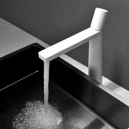 Baño y lavado de manos en el baño