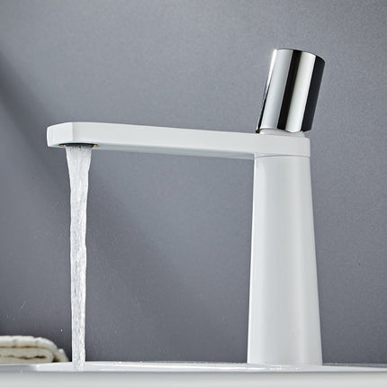 Baño y lavado de manos en el baño
