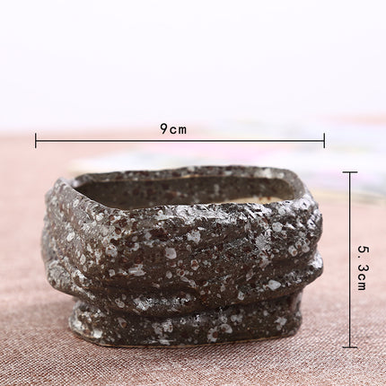 Mini maceta de piedra para suculentas, convertida en una creativa maceta de cerámica verde.