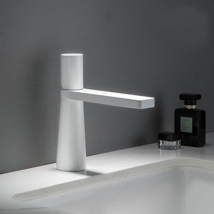 Baño y lavado de manos en el baño