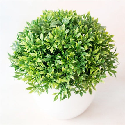 Plantas arbóreas pequeñas artificiales en macetas verdes