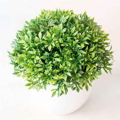 Plantas arbóreas pequeñas artificiales en macetas verdes