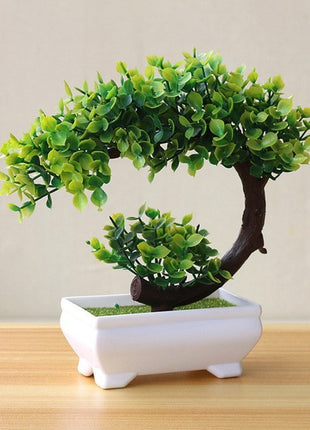 Plantas arbóreas pequeñas artificiales en macetas verdes
