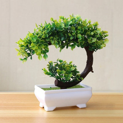 Plantas arbóreas pequeñas artificiales en macetas verdes